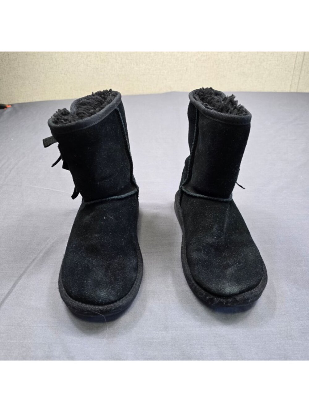 Koolaburra Ugg Girls Boots Size 1 Black Faux Fur Lined Suede Winter Bow Details - Picture 3 of 7